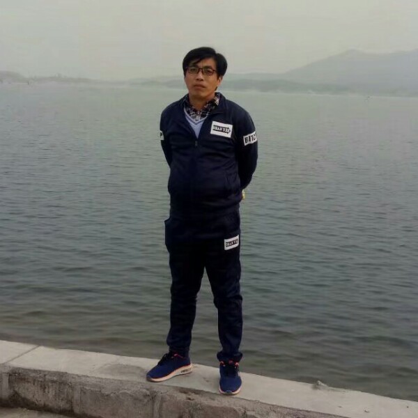 不听话的踢画板的照片