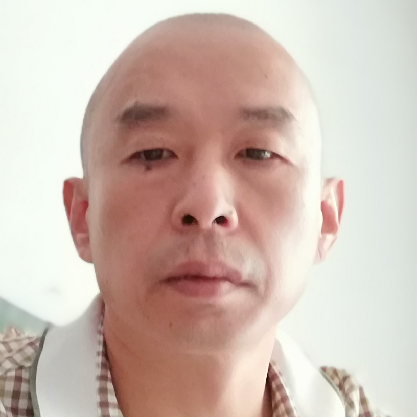 淮河岸边的中年人的照片