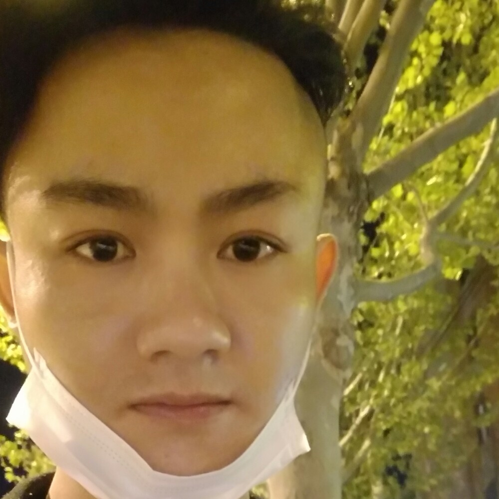 安详深拥保温杯的照片