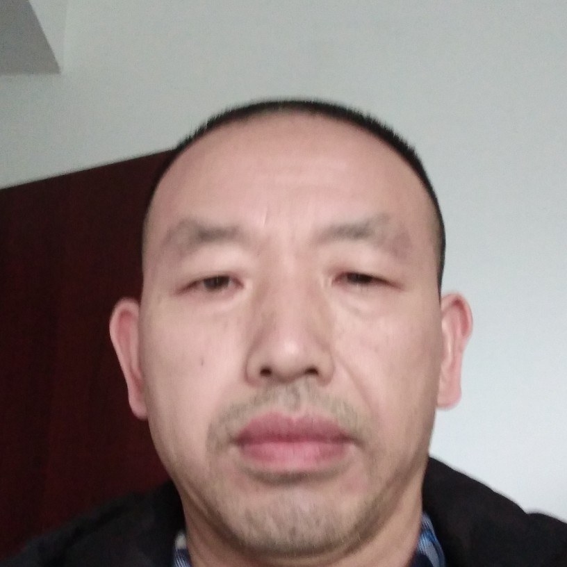 舒心拿板凳的照片