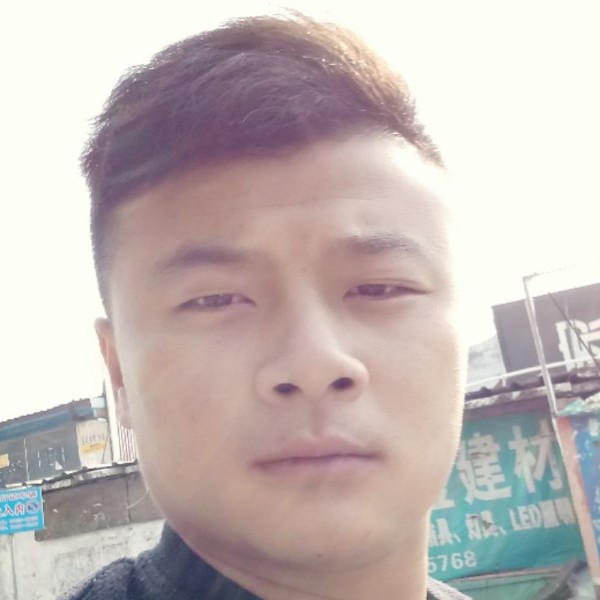 年轻凝眸路灯的照片