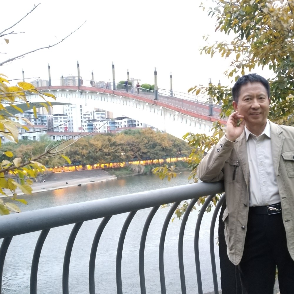 无私微笑关爱人间的照片