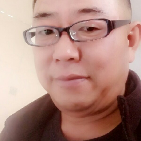 大气拿大白的照片