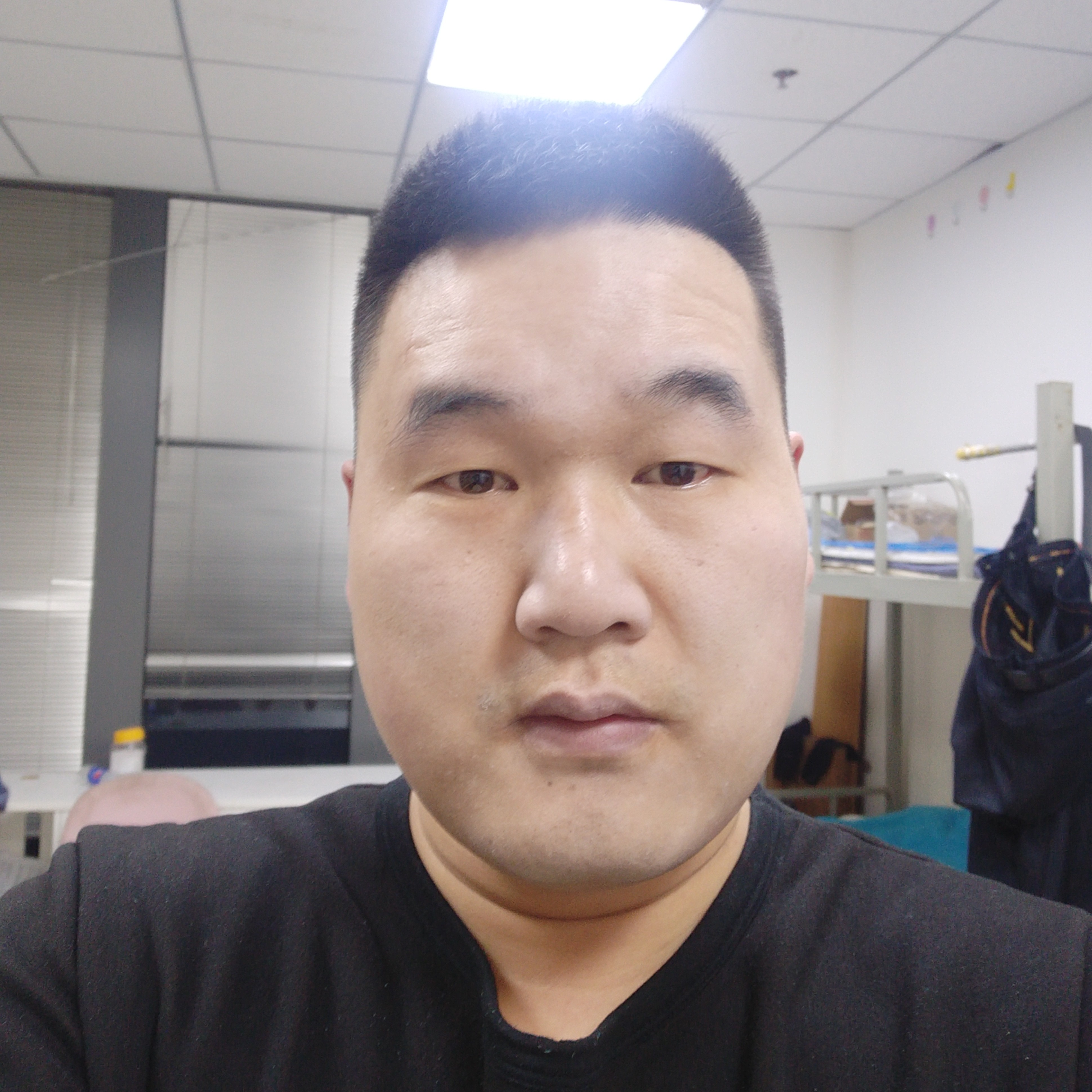 雨中打伞的照片