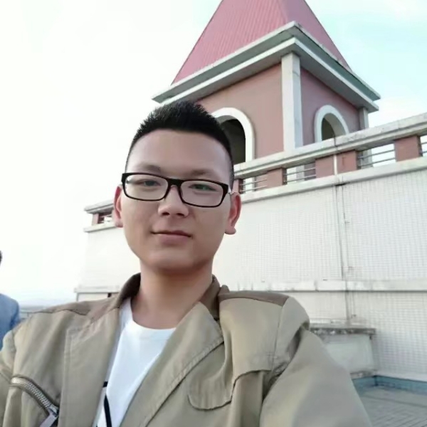 傲娇的大男孩的照片