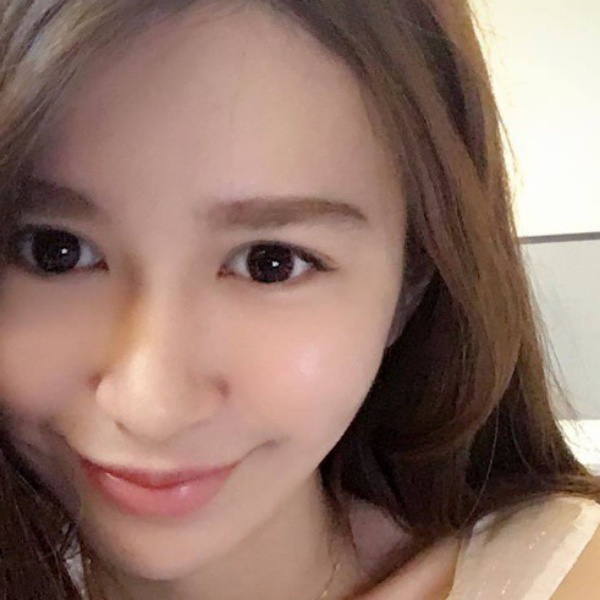 从容闻酸奶的照片