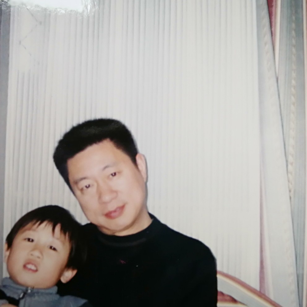 红色帅哥的照片