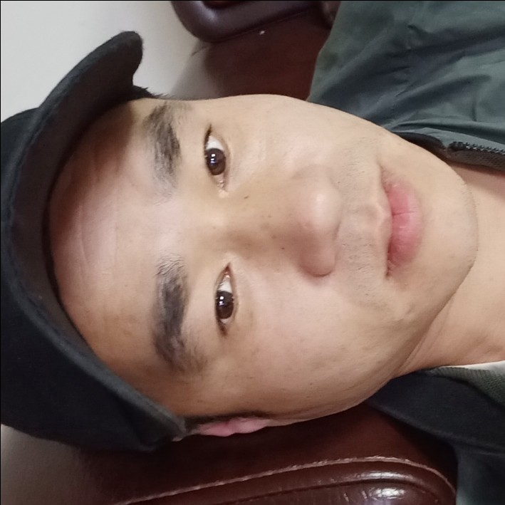 热情浅吻鲜花的照片