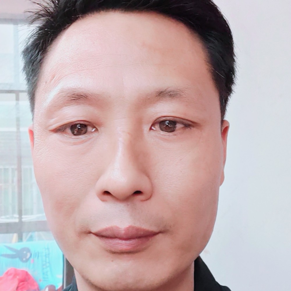 健壮深拥口红的照片