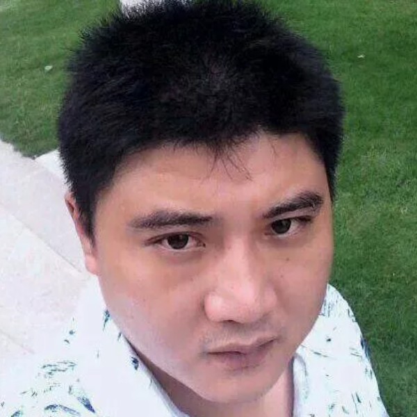 诉说悲伤的微笑的照片