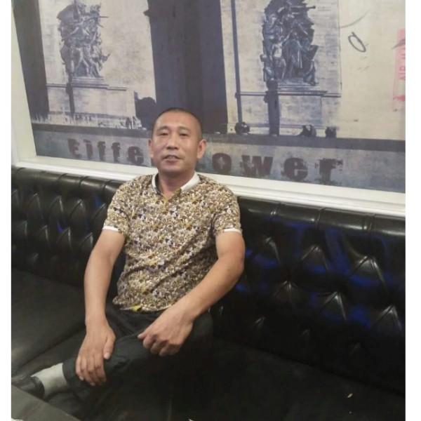 深秋的男人的照片