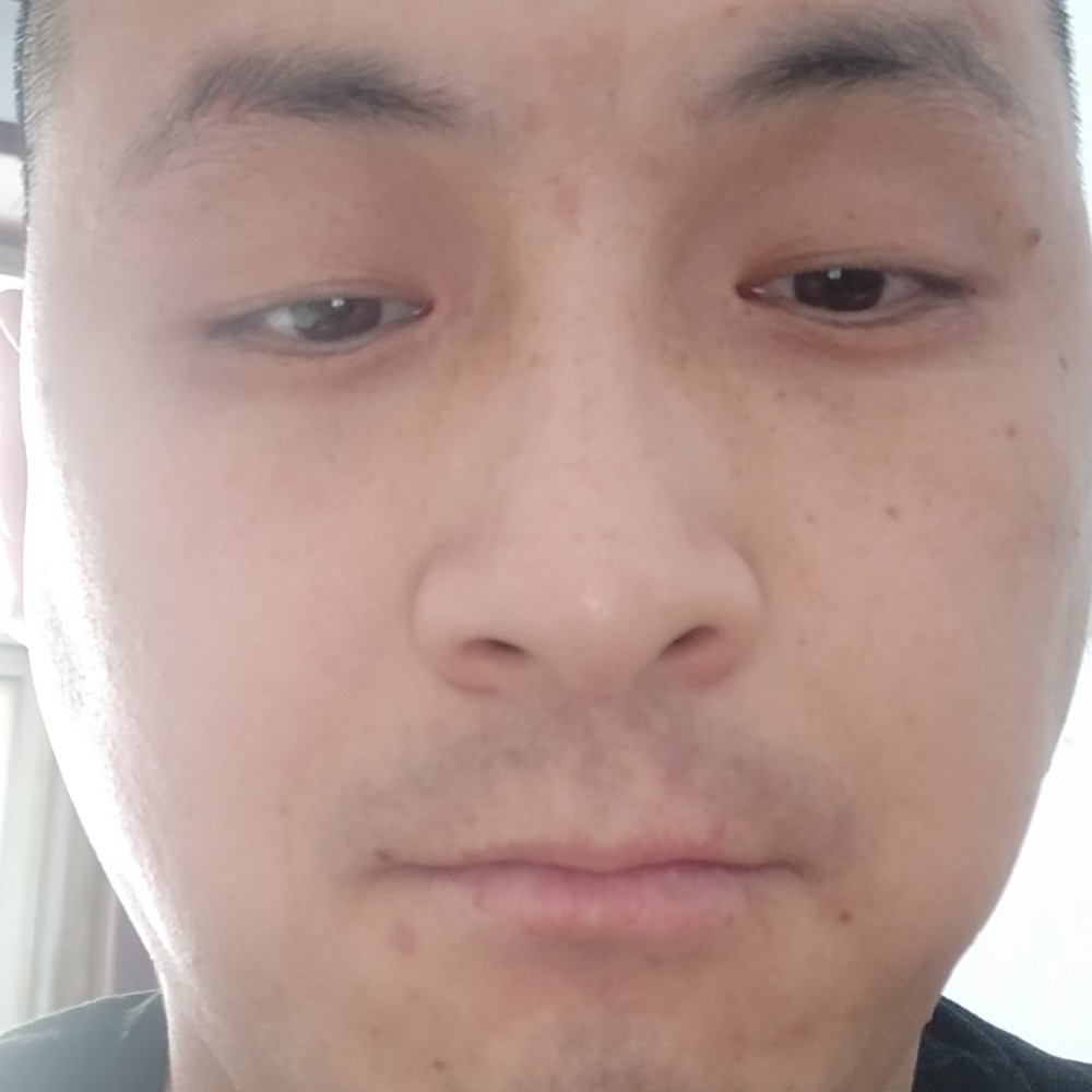 感动爱恋草丛的照片