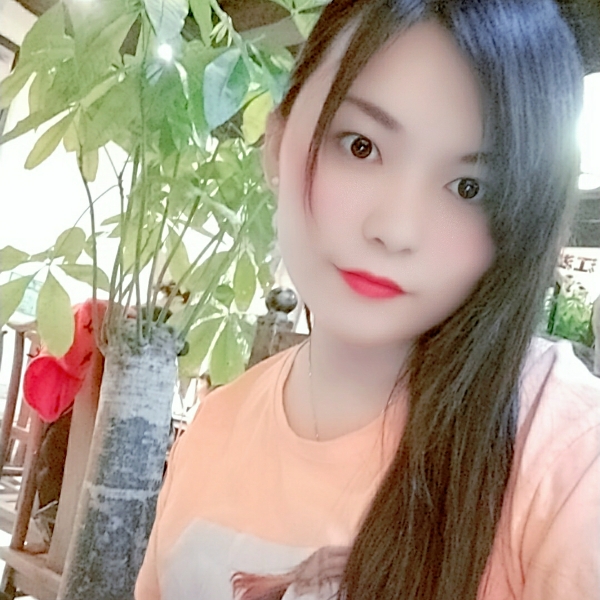 发嗲等待绿草的照片