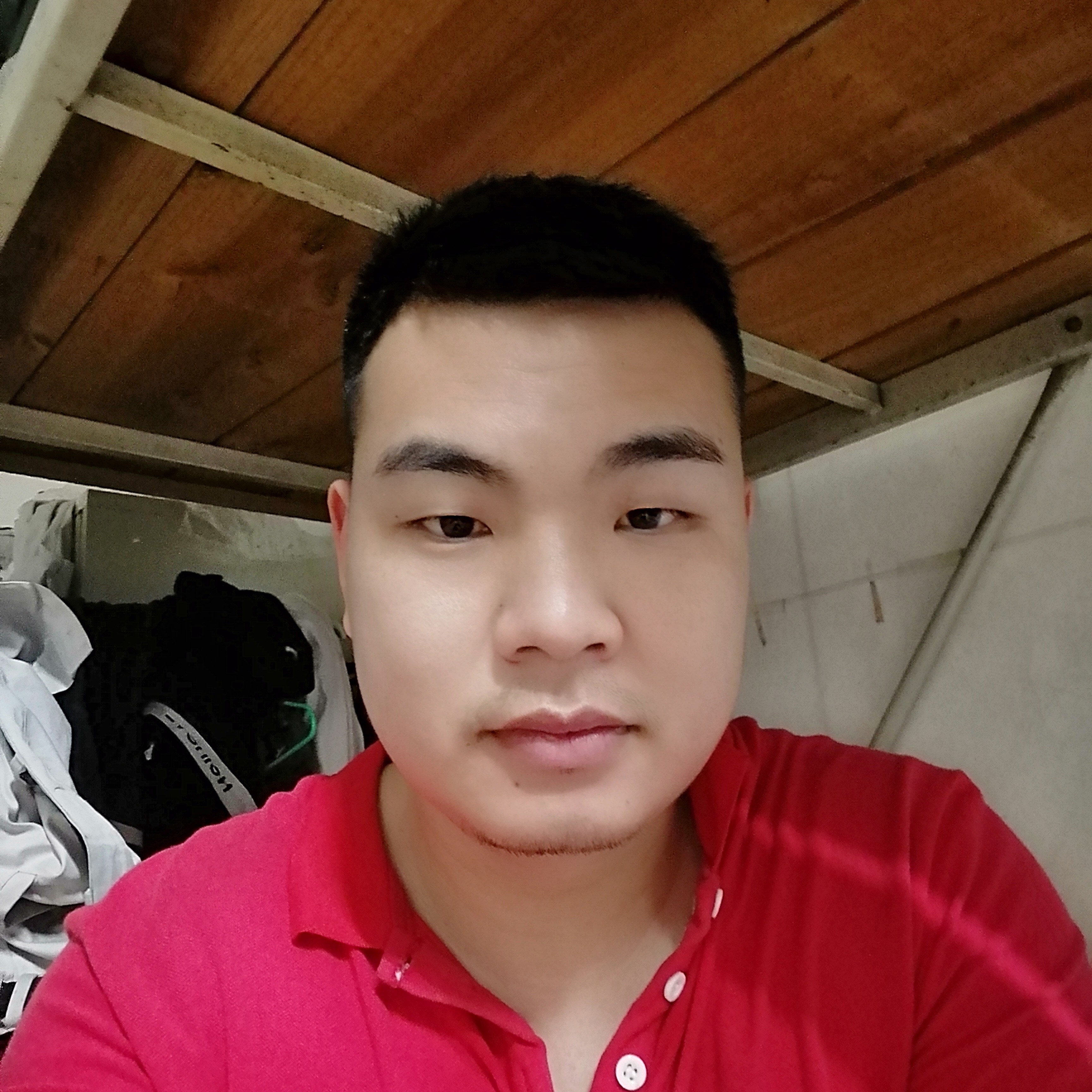 平淡拿棒棒糖的照片