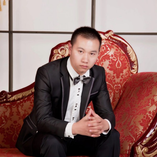 小伙回首欣喜的照片