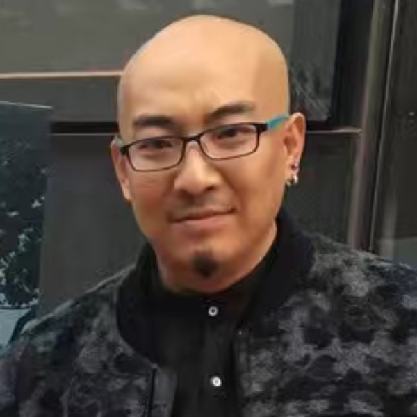 顺心深拥风萧的照片
