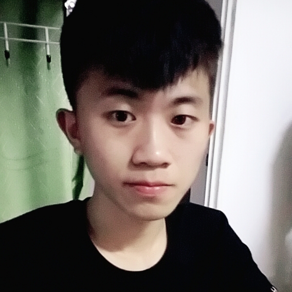 爱笑的男孩儿的照片