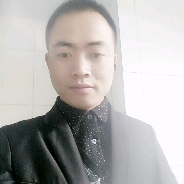 强健浅吻夕阳的照片