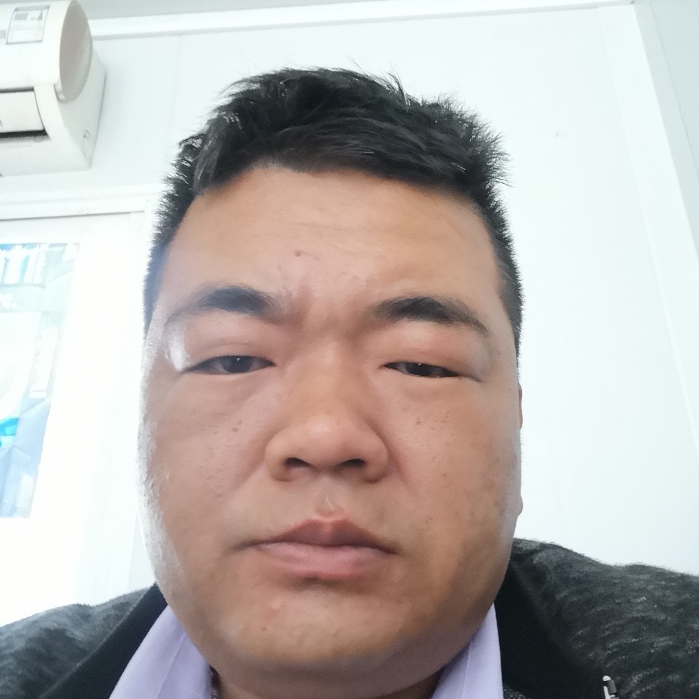 蜜蜂回首辛勤的照片