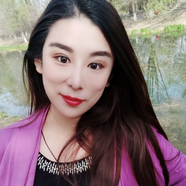 低眉涵笑的照片