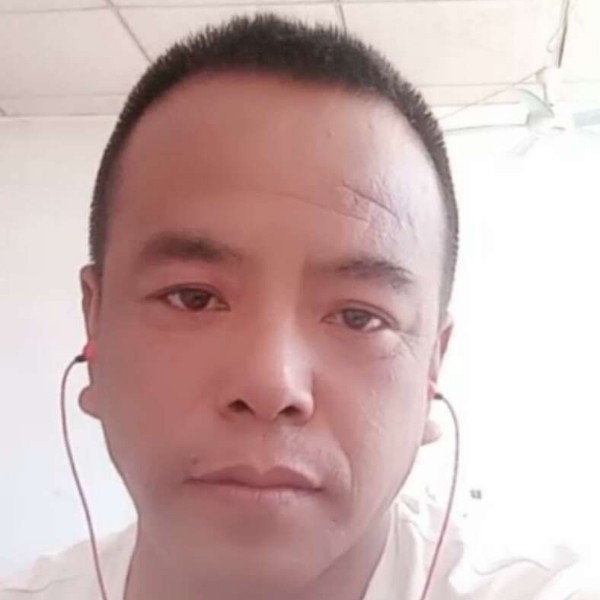 帅哥倾心矮小的照片