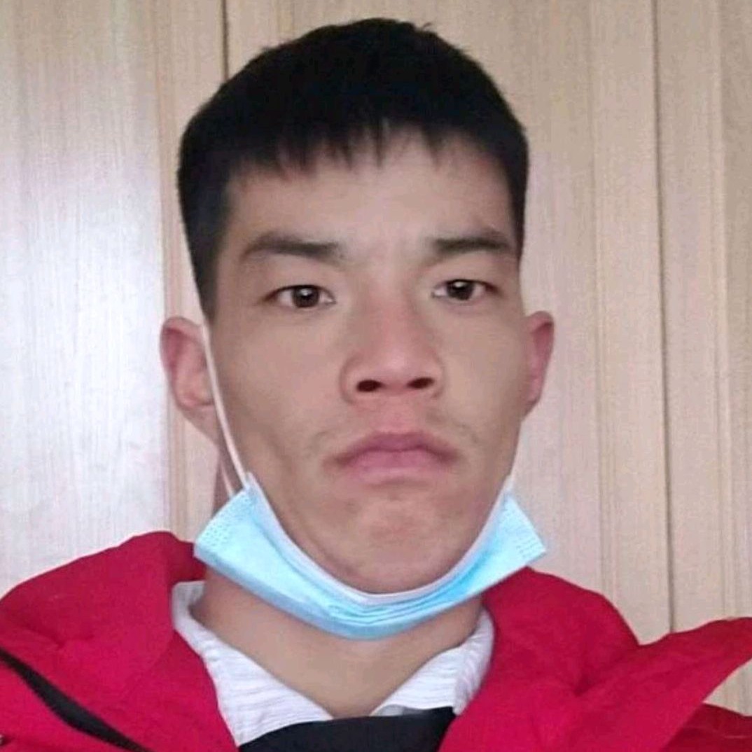 满意拿花生的照片