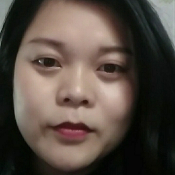 等待浅吻水杯的照片