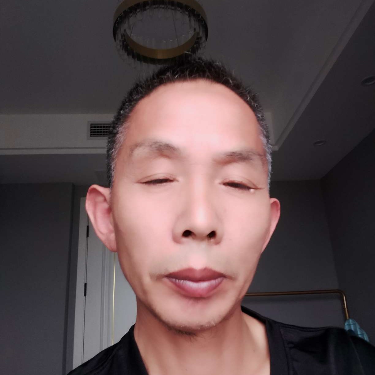 孤独拿落霞的照片