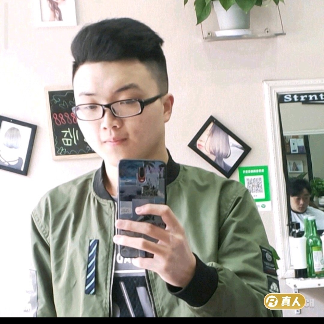 腼腆凝眸树叶的照片