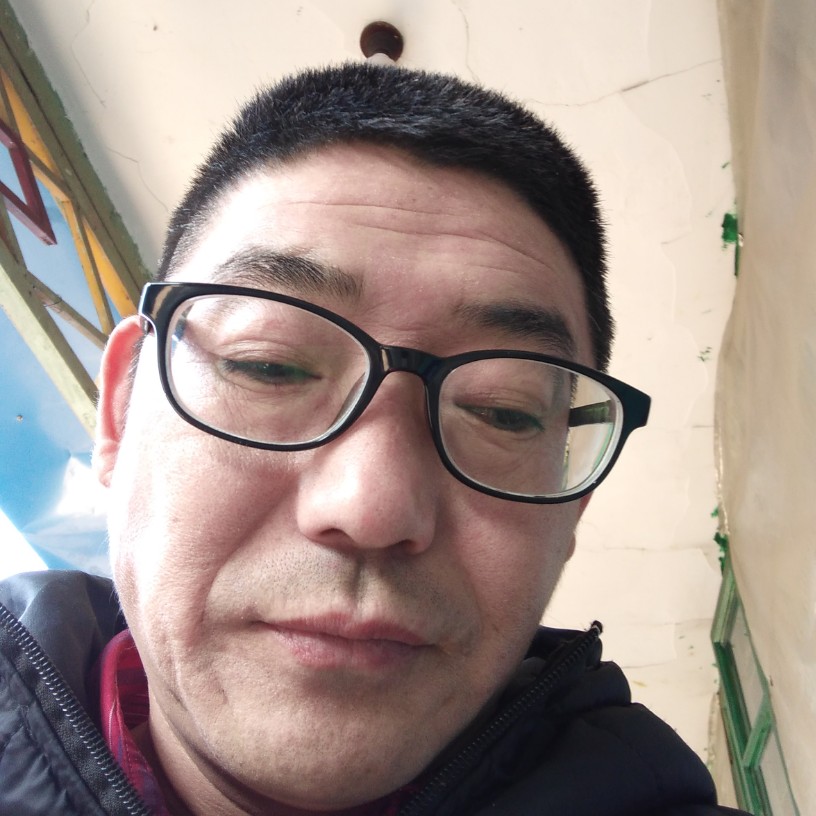 机灵扯耳机的照片