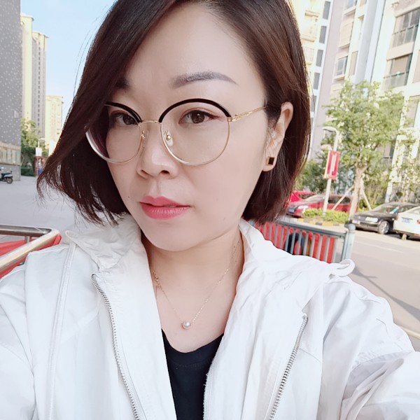 微笑踢小松鼠的照片