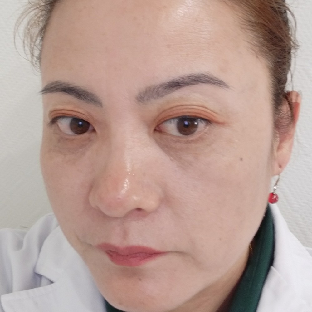 微笑挽手棒球的照片