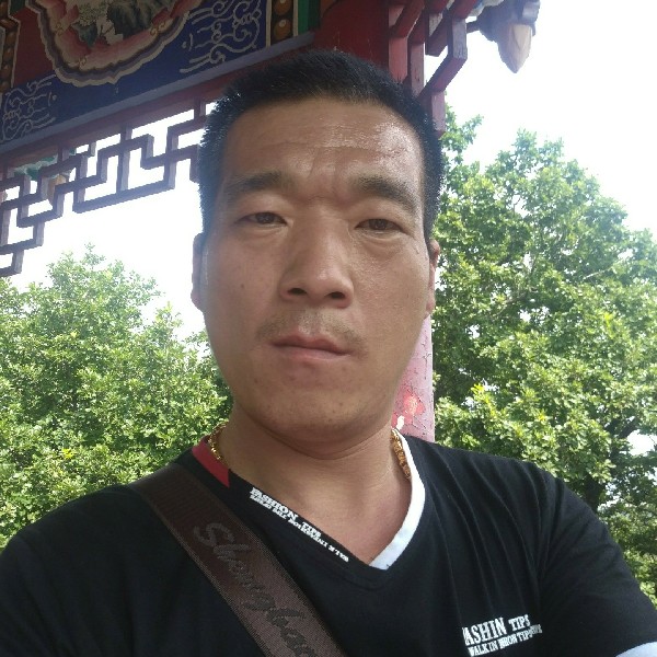 蜗牛挽手一个人的照片