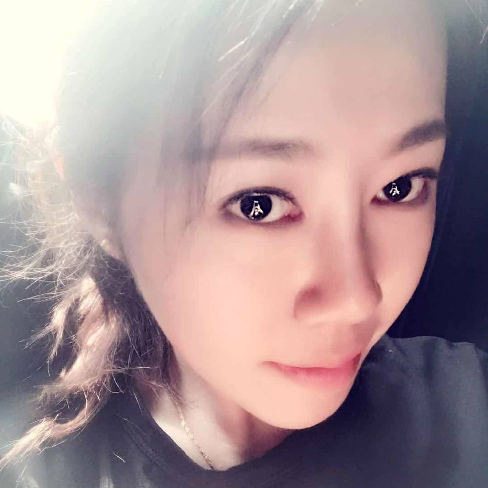 河马凝眸孤独的照片
