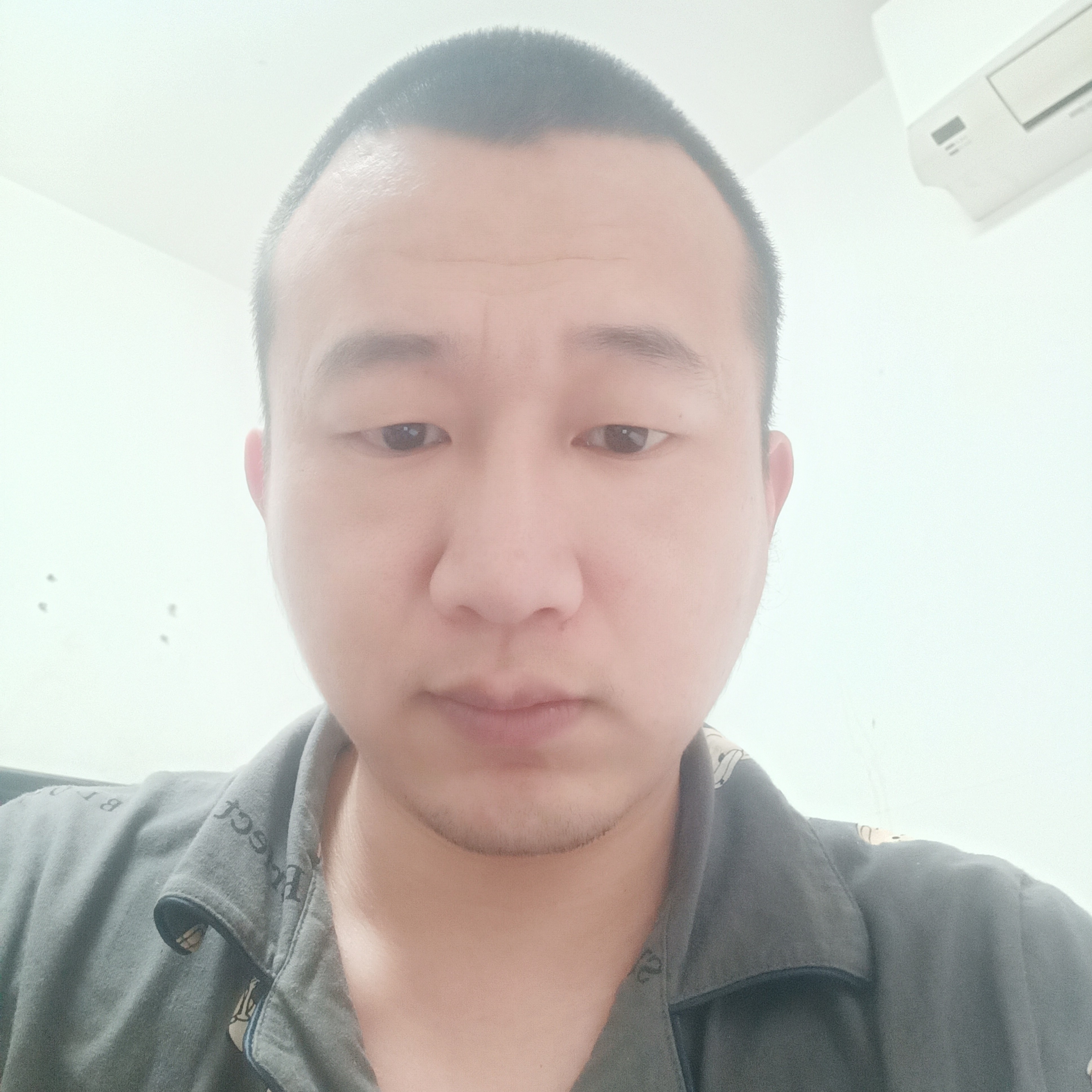 单身深拥若溪的照片
