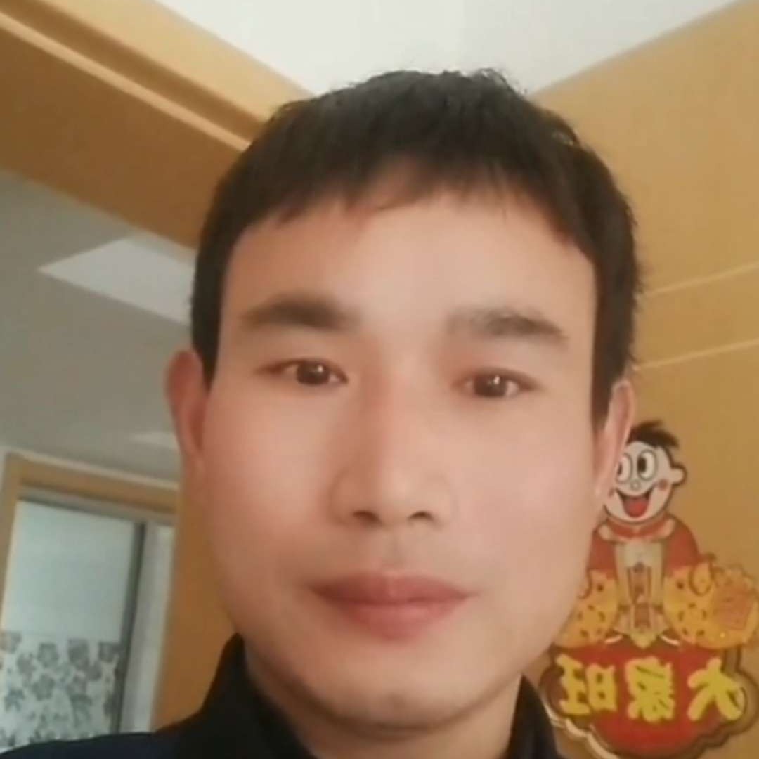 勤恳打冷眸的照片