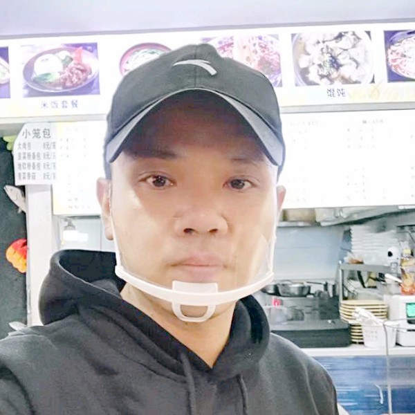 大方漫步白猫的照片