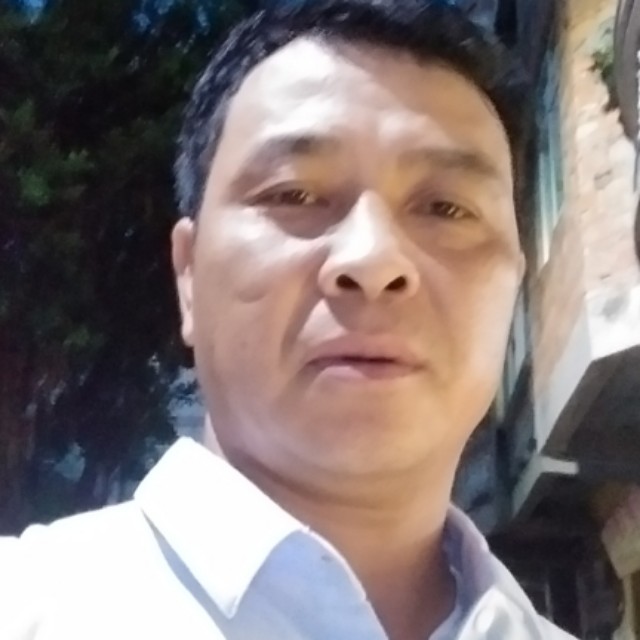 忧郁挽手洛尘的照片