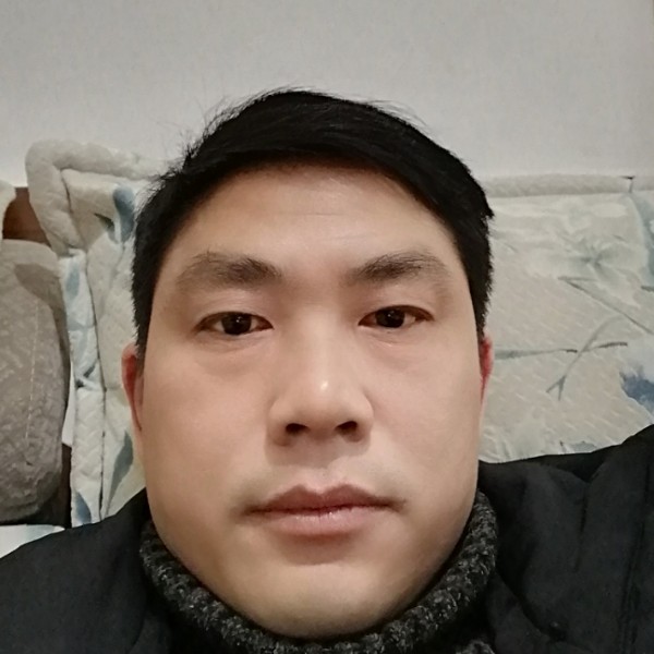 单身蹙眉服饰的照片