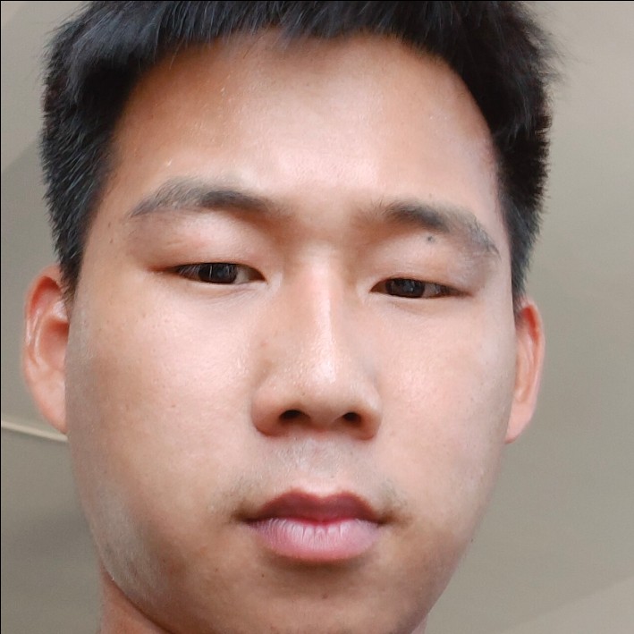 端庄深拥背包的照片