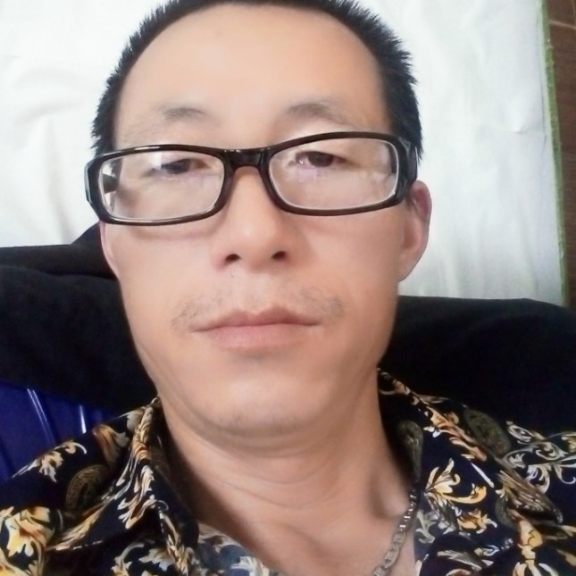 绿草贪玩的照片
