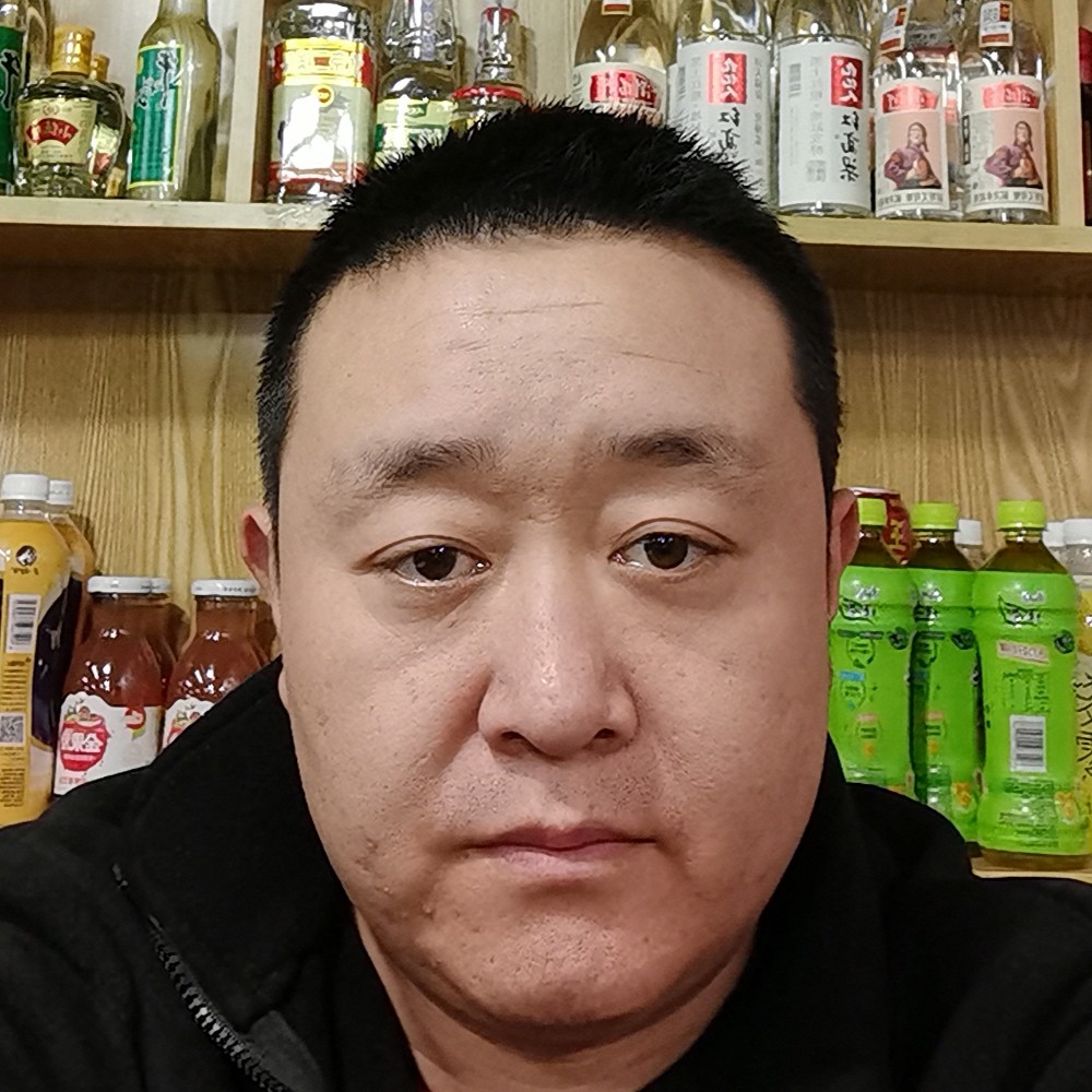兴奋漫步黑裤的照片