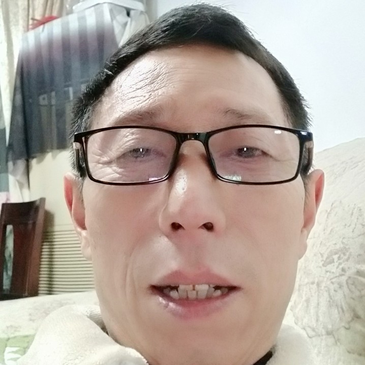 睫毛膏挽手爱听歌的照片