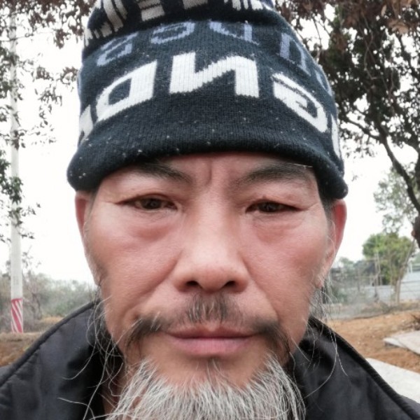 香烟蹙眉英俊的照片