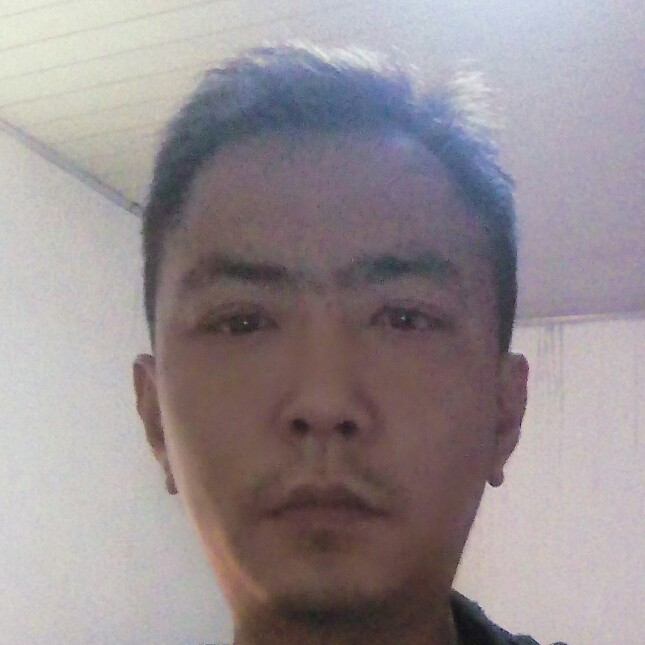 斯文深拥小猫咪的照片