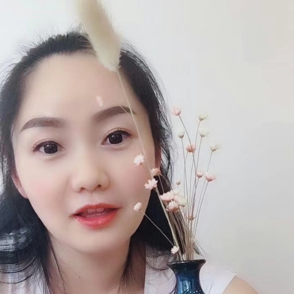微笑的KK的照片