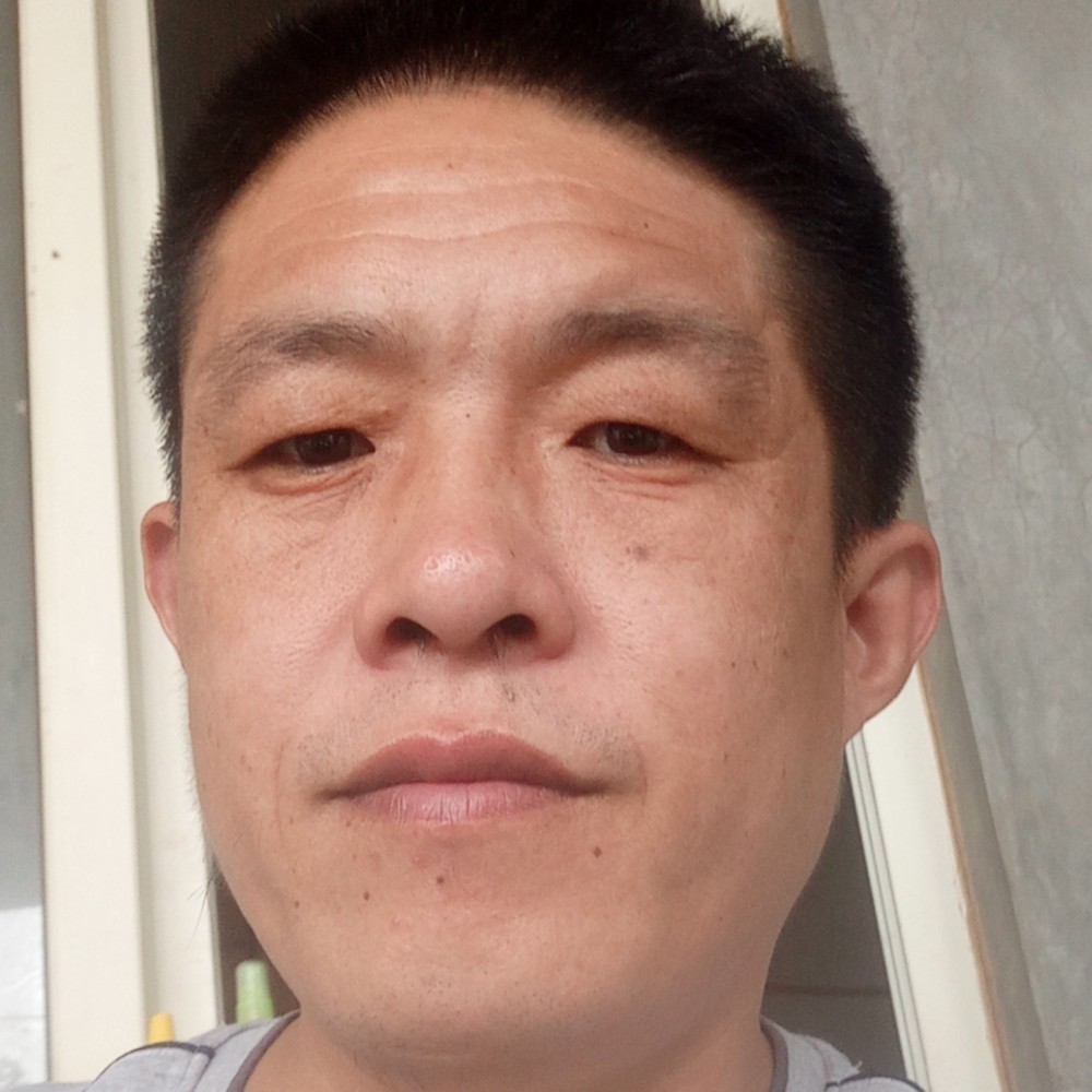雨中寻伞的人。的照片