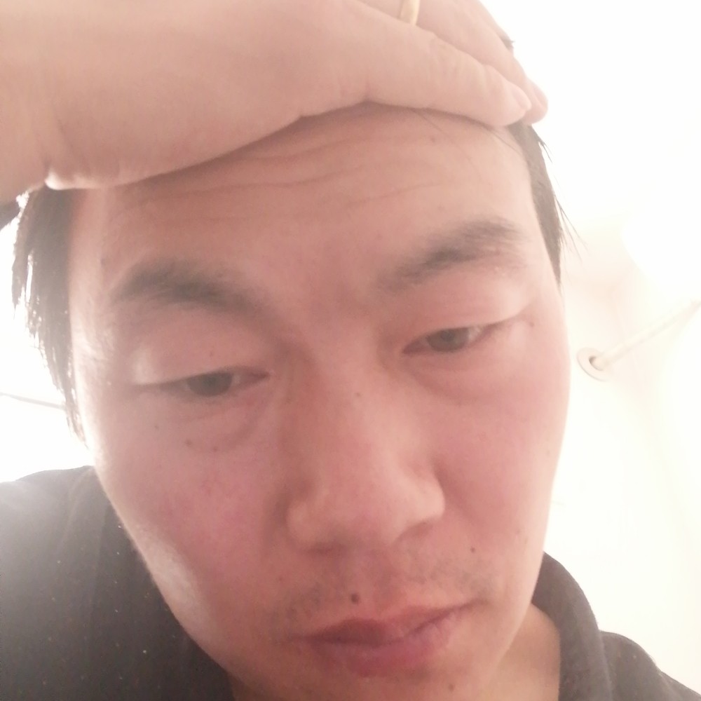 小刺猬吃醋仁爱的照片