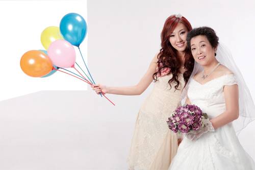 妈妈替孩子征婚 带十几本房产证和证书 妈妈替孩子征婚 带十几本房产证和证书