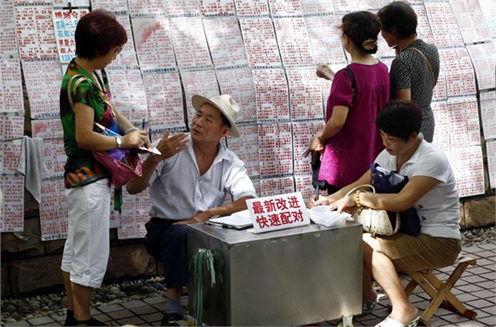 上海人民公园相亲角 多为父母替孩子相亲 上海人民公园相亲角 多为父母替孩子相亲